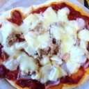 自家製トマトソースのシーフードピザ